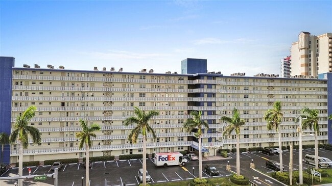1893 S Ocean Dr in Hallandale Beach, FL - Building Photo - Building Photo