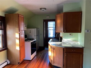 8 Hopedale Rd, Unit 2 in Providence, RI - Building Photo - Building Photo