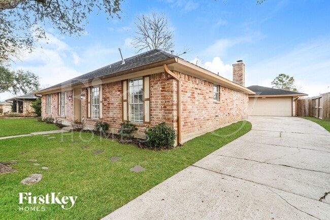 5131 Whittier Oaks Dr, Unit 2 in Friendswood, TX - Building Photo - Building Photo