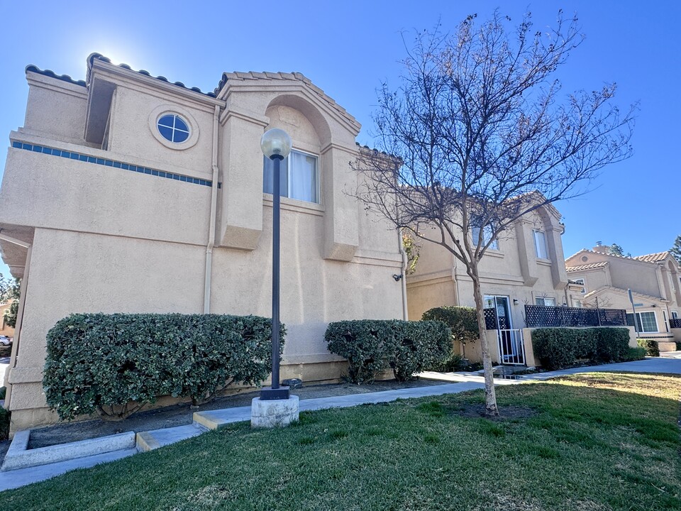 18718 Vista Del Canon in Santa Clarita, CA - Building Photo