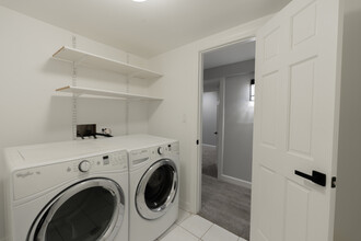 2235 W Fullerton Ave, Unit 1 in Chicago, IL - Foto de edificio - Building Photo