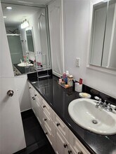 5700 Collins Ave, Unit 11D in Miami Beach, FL - Foto de edificio - Building Photo