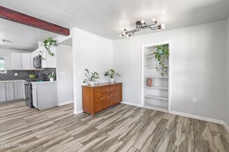 1319 E Orangewood Ave in Phoenix, AZ - Foto de edificio - Building Photo