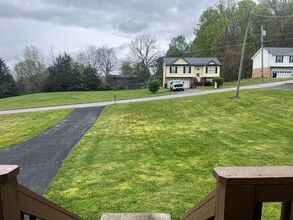 120 Meadowlark Drive in Jonesborough, TN - Foto de edificio - Building Photo
