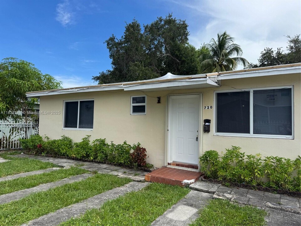 720 NE 131st St in North Miami, FL - Building Photo