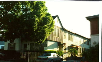 952-954 1/2 N. Oxford Ave Apartments