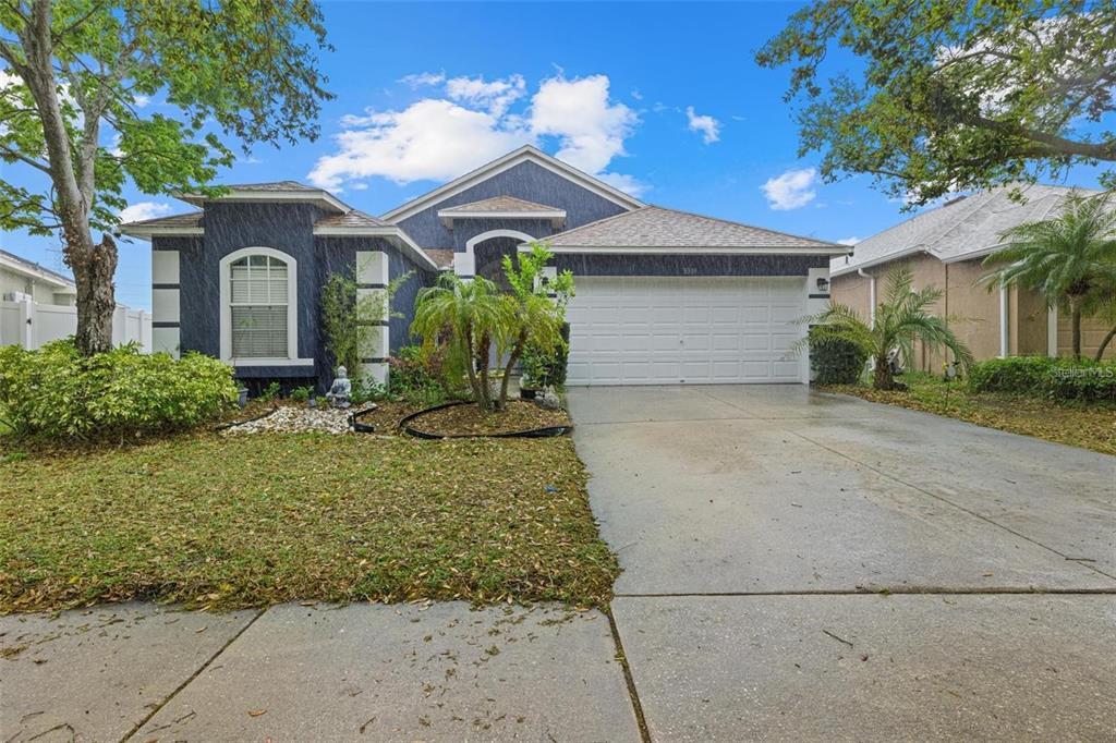 8339 Canterbury Lake Blvd in Tampa, FL - Foto de edificio