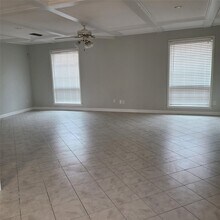 1006 Walnut Bend Ln in Houston, TX - Foto de edificio - Building Photo