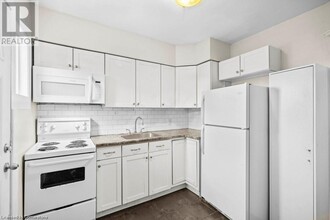15 Freeman Pl in Hamilton, ON - Building Photo - Building Photo