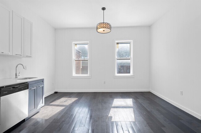 508 Mercer St-Unit -APT 1 in Jersey City, NJ - Building Photo - Building Photo