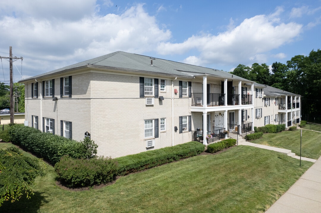 Queens Gardens in Colonia, NJ - Foto de edificio