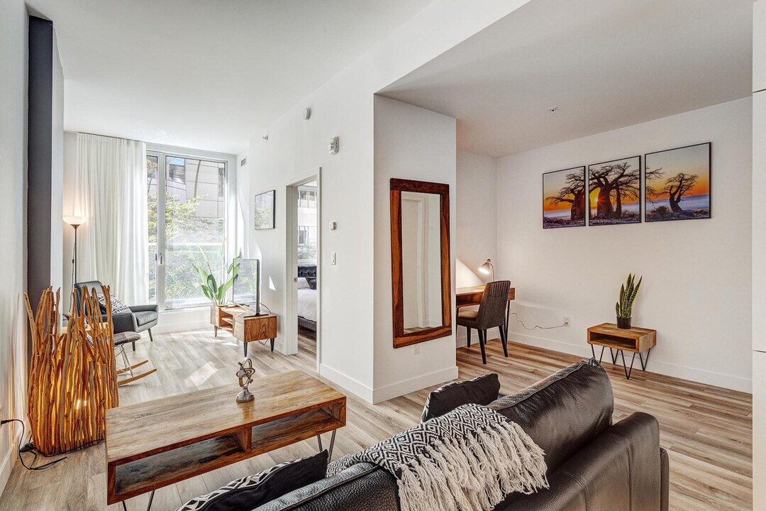 2061 Rue Stanley in Montréal, QC - Building Photo