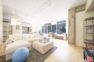 1100 S Hope St in Los Angeles, CA - Building Photo