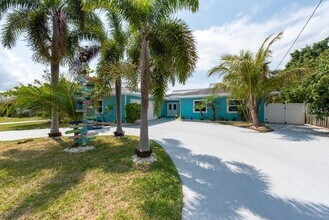 4643 Bay Crest Dr in Tampa, FL - Building Photo - Building Photo