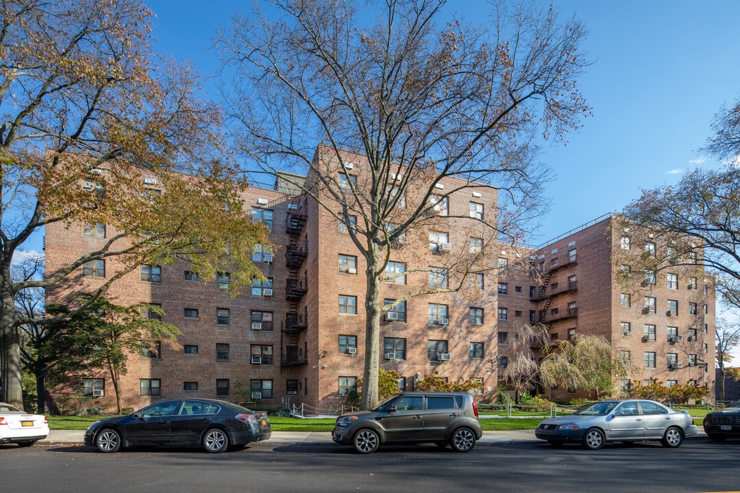 8740 Francis Lewis Blvd in Queens Village, NY - Building Photo
