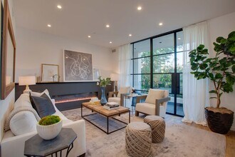 1258 N Las Palmas Ave in Los Angeles, CA - Foto de edificio - Building Photo