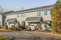 Woodbrooke Estates Condominiums in Staten Island, NY - Foto de edificio - Building Photo