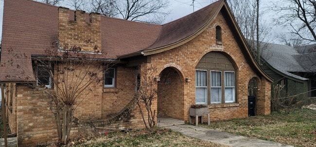 property at 1503 N Broadway Ave