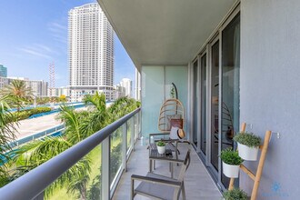 2602 E Hallandale Beach Blvd in Hallandale Beach, FL - Building Photo - Building Photo