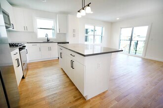 728 Seaport Dr in Elizabeth, NJ - Building Photo - Building Photo