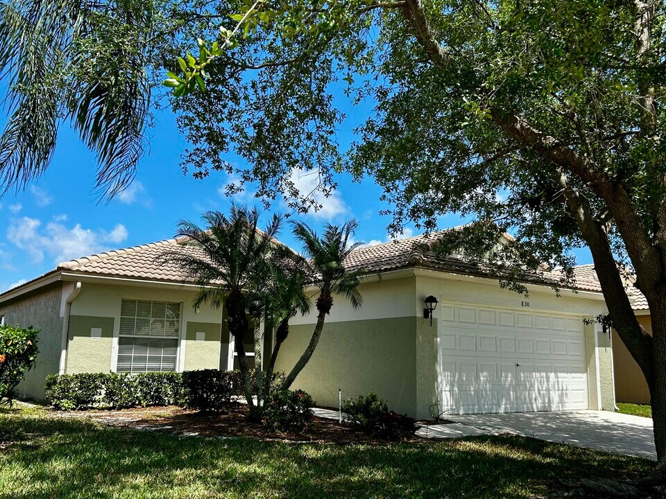 830 NW Greenwich Ct in Port St. Lucie, FL - Building Photo