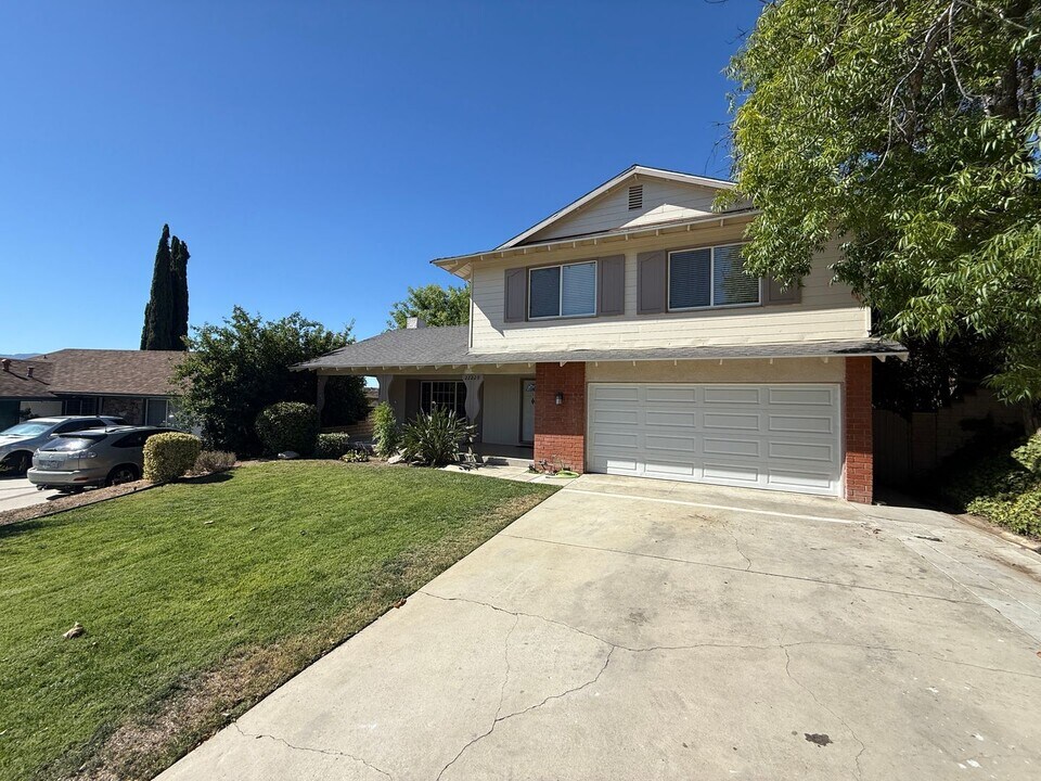 22220 Canones Cir in Santa Clarita, CA - Building Photo