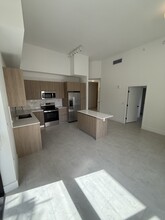 2545 NE 183rd St, Unit A2 in North Miami Beach, FL - Building Photo - Building Photo