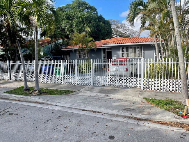 1645 SW 10th St in Miami, FL - Building Photo - Building Photo
