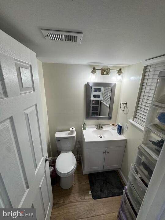 556 S Dove Rd in Yardley, PA - Building Photo
