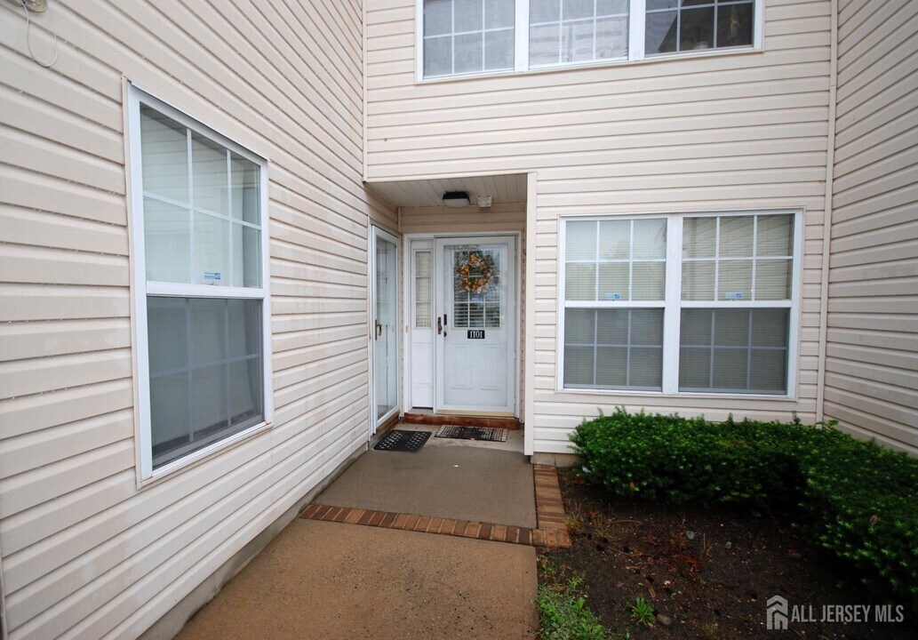 1101 Stony Brook Way in North Brunswick, NJ - Building Photo