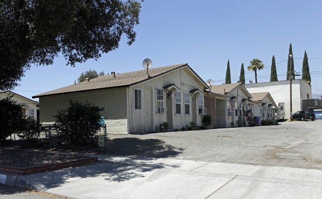 Mountain View Apartments in Colton, CA - Foto de edificio - Building Photo