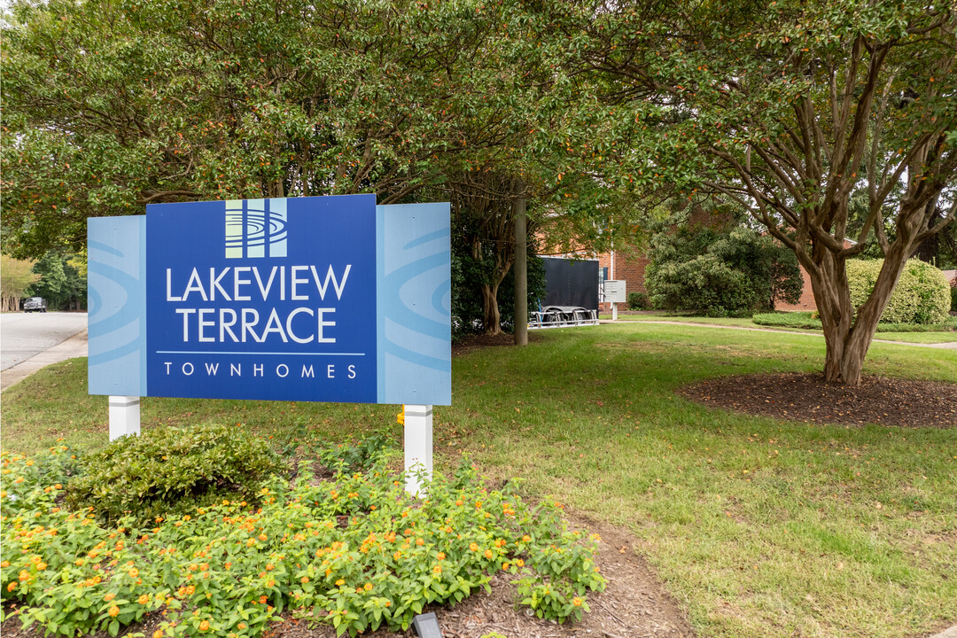 Lakeview Terrace Townhomes in Colonial Heights, VA - Foto de edificio