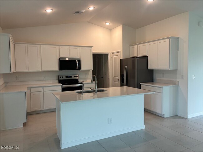 226 NW 19th Pl in Cape Coral, FL - Building Photo - Building Photo