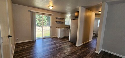 1090 NE Hefley St in Grants Pass, OR - Building Photo - Building Photo