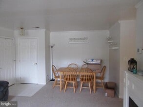 11006 Koman Cir in Manassas, VA - Foto de edificio - Building Photo