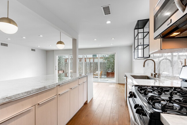 938 N Croft Ave, Unit 2 in Los Angeles, CA - Building Photo - Building Photo