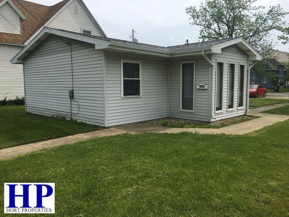 1205 3rd St in Charleston, IL - Building Photo