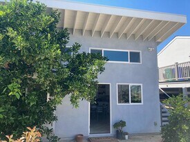 2136 Deerpark Dr in San Diego, CA - Building Photo