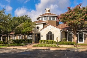 Indian Hollow in San Antonio, TX - Building Photo