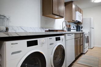 Trifecta on Red Mile - Newly Renovated! in Lexington, KY - Foto de edificio - Interior Photo