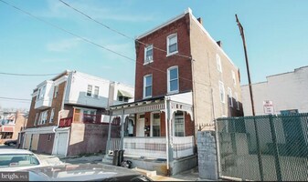 263 S 62nd St in Philadelphia, PA - Building Photo