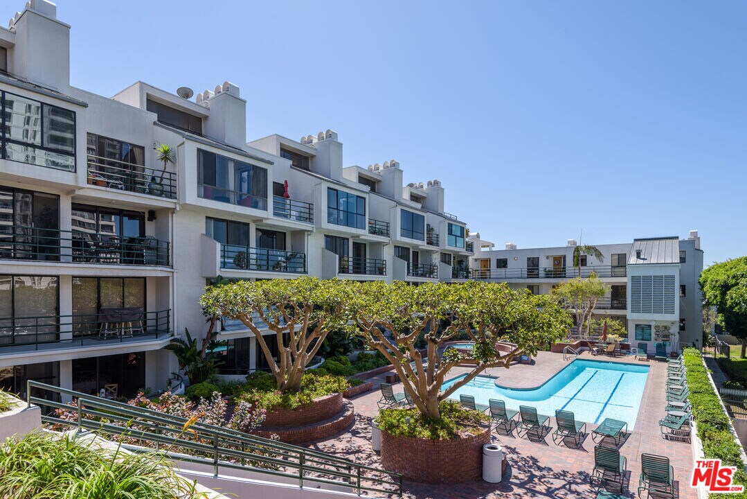 2960 Neilson Way in Santa Monica, CA - Building Photo