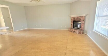 865 W Lynn Creek Dr in Arlington, TX - Building Photo - Building Photo