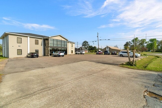 2 W Lakeview Dr in Columbia, MS - Building Photo - Building Photo