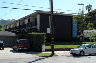Holiday Plaza Apartments in Santa Barbara, CA - Foto de edificio - Building Photo