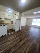 595 S Royal Crest Cir in Las Vegas, NV - Building Photo - Building Photo
