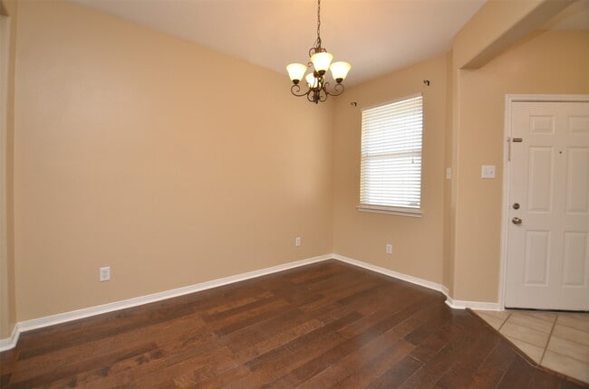 2911 Meadowglen Cove