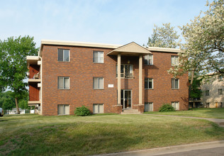 30 Sunset Dr E in Champlin, MN - Building Photo - Building Photo