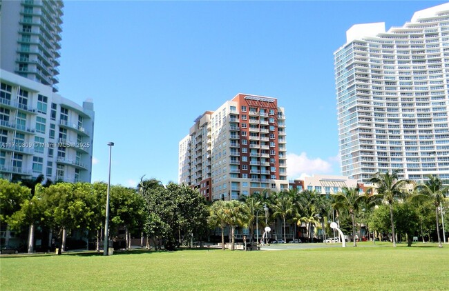 2000 N Bayshore Dr in Miami, FL - Building Photo - Building Photo