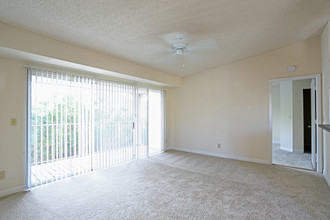 10X Iona Lakes in Ft. Myers, FL - Building Photo - Interior Photo